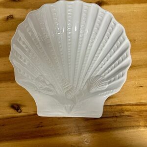 White Shell-Shaped Ceramic Dish